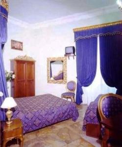 a bedroom with a purple bed and blue curtains at Hotel Abaco in Florence