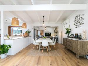 een keuken en eetkamer met een tafel en stoelen bij Stunning Sorrento Escape With Pool in Sorrento