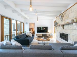 een woonkamer met twee banken en een open haard bij Stunning Sorrento Escape With Pool in Sorrento