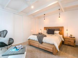 een slaapkamer met een bed, een tafel en een stoel bij Stunning Sorrento Escape With Pool in Sorrento +22 foto's