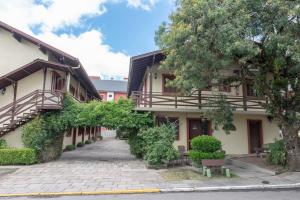 um edifício com uma rua em frente em Pousada Floratta Nossa Casa em Gramado