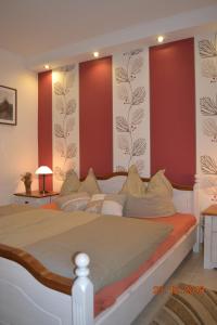 een slaapkamer met een groot bed met rode muren bij Lee1 in Graal-Müritz