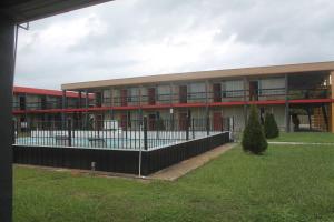 Басейн в SPRINGWOOD HOTEL, Opelika I-85 Columbus Pkwy або поблизу