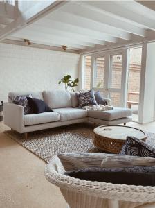 塔南達的住宿－The Loft - beautiful central Barossa apartment，客厅配有沙发和桌子