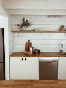 A kitchen or kitchenette at The Loft - beautiful central Barossa apartment