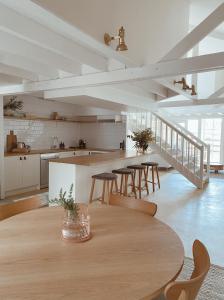 cocina y comedor con mesa y sillas en The Loft - beautiful central Barossa apartment, en Tanunda