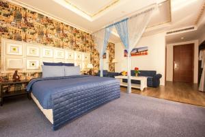 Un pat sau paturi într-o cameră la Golden Crown Hotel