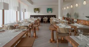 Furadouro Boutique Hotel Beach & SPA tesisinde bir restoran veya yemek mekanı