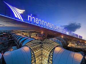 uma vista de um estádio iluminado à noite em Dmk Don Mueang airport Guest House meetgreet service em Thung Si Kan