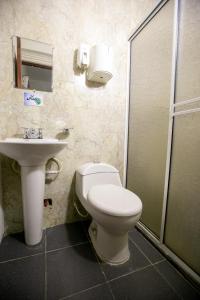 a bathroom with a toilet and a sink at Mi Llave Hostels Cartagena in Cartagena de Indias