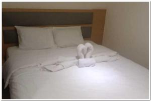 Ein Bett oder Betten in einem Zimmer der Unterkunft RedDoorz Plus @ Losari Makassar