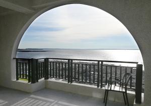 a view of the ocean from a balcony at 澎旅品花灣民宿 in Magong