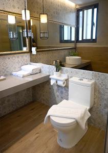 馬公市的住宿－澎旅品花灣民宿，浴室设有白色的卫生间和镜子
