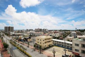 vistas a una ciudad con edificios en さくらや en Okinawa City