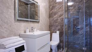 Un baño con inodoro, lavabo y ducha. en Luxury apartment near metro station Osokorky, en Kiev 31 fotos más