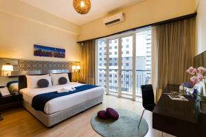 um quarto com uma cama grande e uma janela grande em Hauzz Seri Bukit Ceylon Residence em Kuala Lumpur