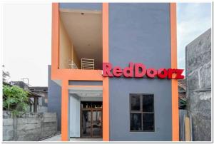 Gallery image of RedDoorz Syariah near T2 Juanda Airport 2 in Dares