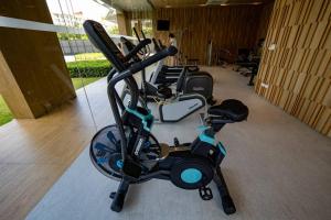 een rij hometrainers in een sportschool bij Good Living By Veranda Residence Pattaya in Na Jomtien