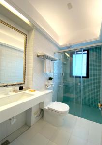 馬公市的住宿－澎旅品花灣民宿，一间带水槽、卫生间和淋浴的浴室