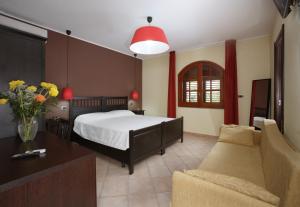 ミラッツォにあるB&B Villa Rodriguezのベッドルーム1室(ベッド1台付)、リビングルームが備わります。