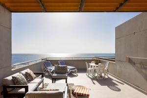 einen Balkon mit Meerblick in der Unterkunft 111 MEDANO Surf Beach Holiday Home by Sunkeyrents in El Médano