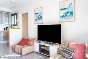 TV a/nebo společenská místnost v ubytování MEDANO Surf Beach Holiday Home by Sunkeyrents