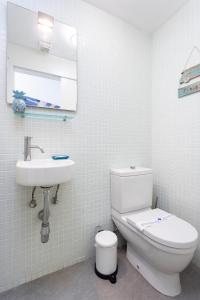 Koupelna v ubytování MEDANO Surf Beach Holiday Home by Sunkeyrents