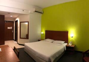 Tempat tidur dalam kamar di Garden View Hotel