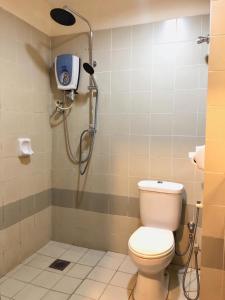 a shower stall with a toilet in a bathroom at Garden View Hotel in Bahau