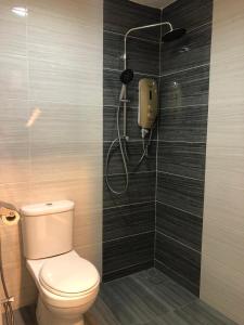 a bathroom with a toilet and a shower at Garden View Hotel in Bahau