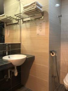 a bathroom with a sink and a shower and a toilet at Garden View Hotel in Bahau