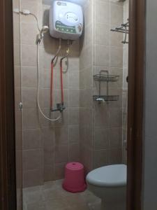 Cilimus 2にあるPinewood Apartment by Vialのバスルーム(シャワー、トイレ、シャワーヘッド付)