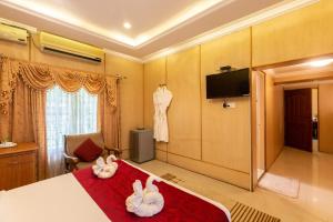 - une chambre avec 2 cygnes sur un lit dans l'établissement KSTDC Hotel Mayura Bhuvaneshwari Kamalapur, à Hampi