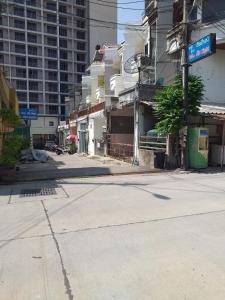 una calle vacía en una ciudad con edificios altos en Hill Inn, en Pattaya South