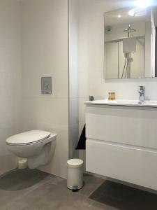 uma casa de banho branca com um WC e um lavatório em Appartement 2 chambres Monte Stella em Monticello