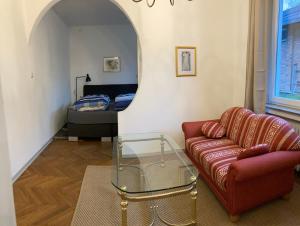 sala de estar con sofá y espejo en Rustic Overnight Apartment, en Osterholz-Scharmbeck