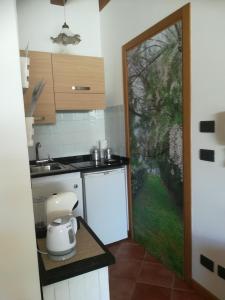 a kitchen with a counter and a sink and a door at Casa Pianta in Cavallino-Treporti
