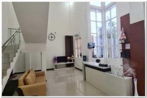 Une grande chambre avec un escalier se trouve dans un bâtiment. dans l'établissement RedDoorz near Moro Mall Purwokerto 2, à Purwokerto