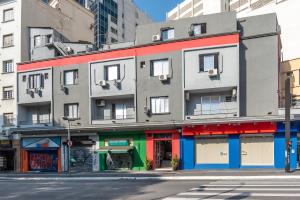 un edificio en una calle de la ciudad con en MOVA 104 - Hotel Consulado Avenida Paulista, en São Paulo