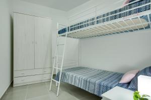 Ein Bett oder Betten in einem Zimmer der Unterkunft 1b Srv