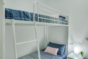 Ein Bett oder Betten in einem Zimmer der Unterkunft 1b Srv