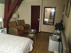 a hotel room with a bed and a living room at Paul en Lettie's Bed and Breakfast in Westbroek