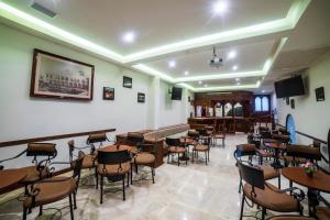 un restaurante con muchas mesas y sillas en Hotel Imperial en Veracruz