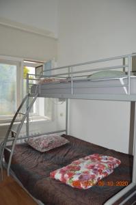 a bunk bed with two pillows on the bottom bunk at гостевой Дом БельвеДеръ in Vyborg