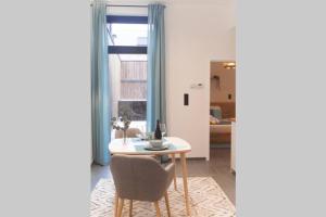 Green Suite & Spa في مون: غرفة معيشة مع طاولة وكرسي