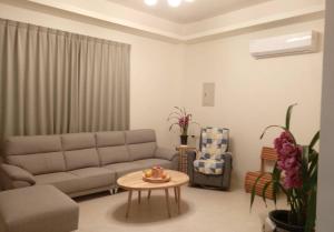 sala de estar con sofá y mesa en 青禾軒 en Fuli