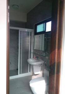 uma casa de banho com um WC, um lavatório e um chuveiro em 青禾軒 em Fuli