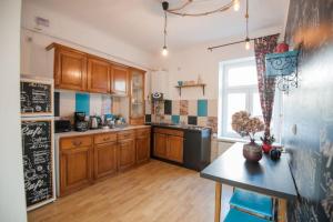 Køkken eller tekøkken på Spacious Stylish Apartment in Old Town