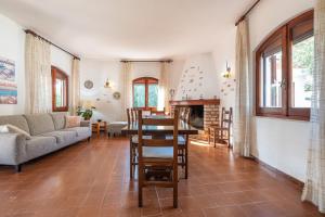 ein Wohnzimmer mit einem Tisch und einem Sofa in der Unterkunft Villa Mercede in Muravera