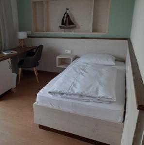 Postel nebo postele na pokoji v ubytování BE BIO Hotel be natural - direkt am Wasser